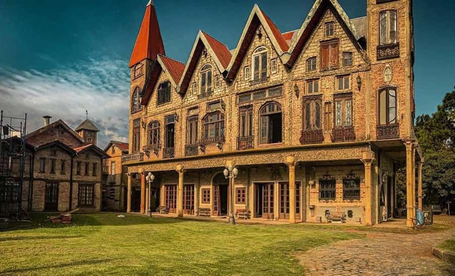Buenos Aires: Campanopolis & The Medieval City Tour - Your Guide and Languages: Make Sure the Tour Fits Your Group
