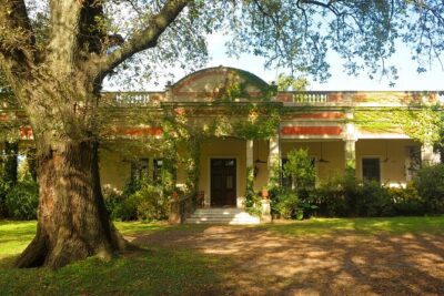 Tailor-made Day Tour to San Antonio de Areco & Estancia El Ombu - Morning logistics: pickup, Ruta 8, and the clock you can trust